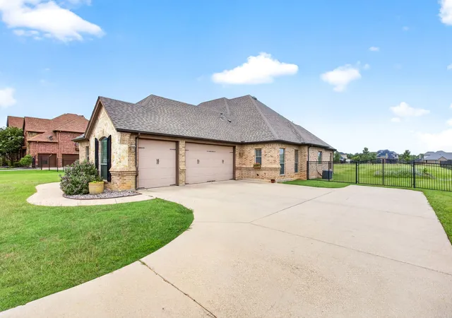 3rd image of 7233 Granville Dr, Mansfield, TX 76063 | MLS# 21284693