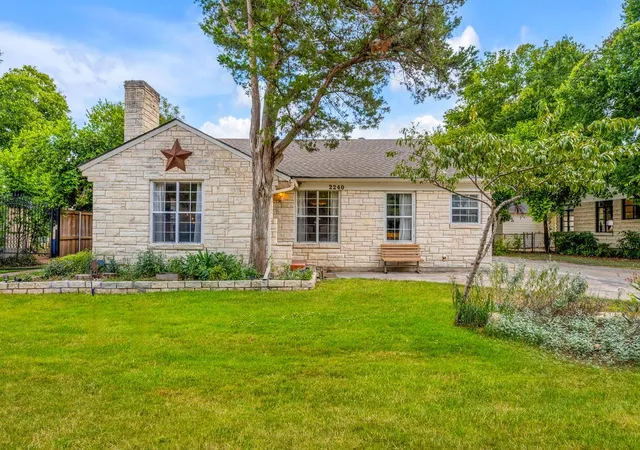 Photo 2 of Single family home for sale at 2240 Lawndale Dr, Dallas, TX 75211 | MLS# 21285298 | Listing updated on 2026-09-30