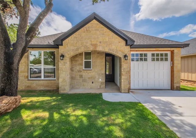 Photo 1 of Single family home for sale at 2719 Sycamore Ct, Granbury, TX 76048 | MLS# 21281980 | Listing updated on 2026-09-24