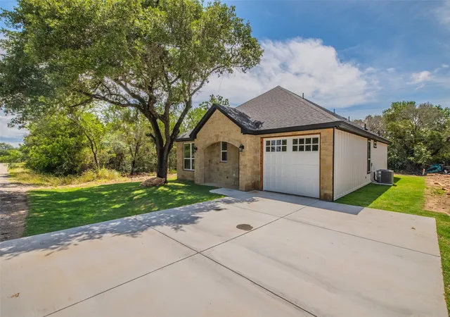 Photo 2 of Single family home for sale at 2719 Sycamore Ct, Granbury, TX 76048 | MLS# 21281980 | Listing updated on 2026-09-24