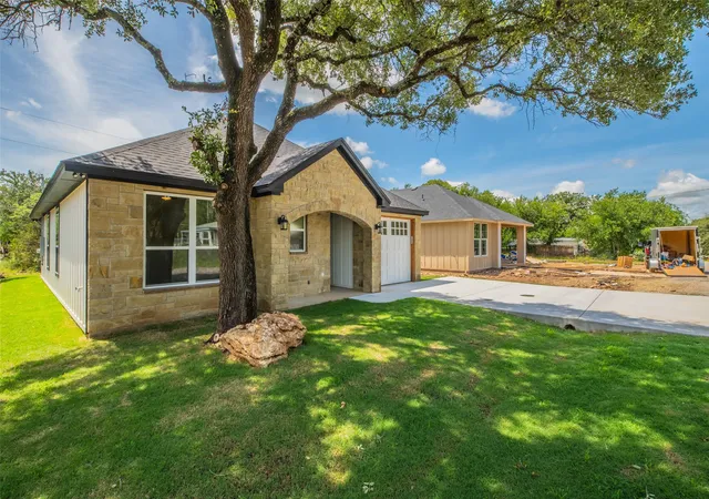 Photo 3 of Single family home for sale at 2719 Sycamore Ct, Granbury, TX 76048 | MLS# 21281980 | Listing updated on 2026-09-24