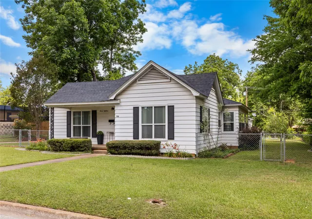 Homes for sale in Jacksonville, TX | 718 Howard St, Jacksonville, TX 75766 | MLS# 21284829