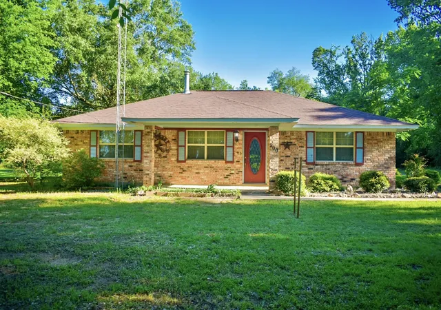 Photo 1 of Sale Pending at 300 Bethel Rd, Como, TX 75431 | MLS# 21285317 | Listing updated on 2026-07-23