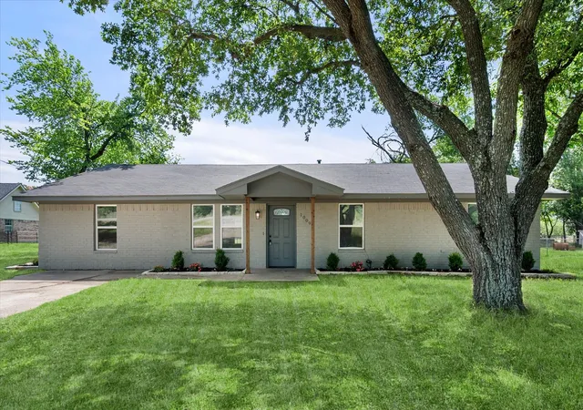 Photo 1 of Single family home for sale at 1009 N Spikes Rd, Corsicana, TX 75110 | MLS# 21284222 | Listing updated on 2026-08-29