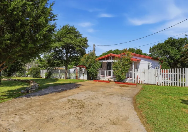 Photo 3 of Manufactured home for sale at 3601 Mockingbird Cir, Cleburne, TX 76031 | MLS# 21285389 | Listing updated on 2026-08-21
