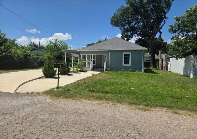 Photo 2 of Single family home for sale at 203 E Ann St, Kaufman, TX 75142 | MLS# 21285186 | Listing updated on 2026-09-17
