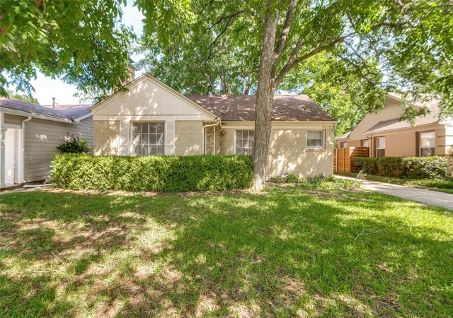 Photo 4 of Sale Pending at 6322 Covington Lane, Dallas, TX 75214 | MLS# 21265953 | Listing updated on 2026-08-25