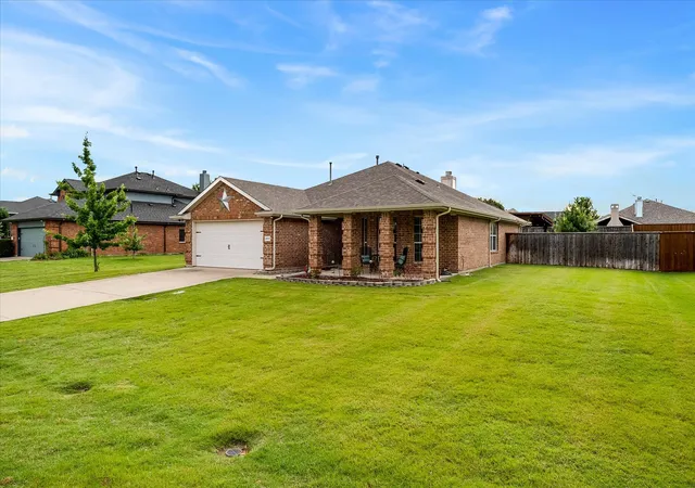 Photo 2 of Sale Pending at 2800 Stoney Hollow Ln, Rockwall, TX 75087 | MLS# 21285358 | Listing updated on 2026-08-05