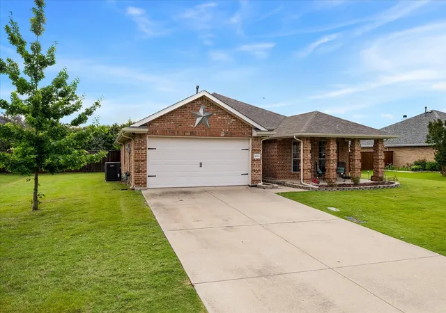 Photo 3 of Sale Pending at 2800 Stoney Hollow Ln, Rockwall, TX 75087 | MLS# 21285358 | Listing updated on 2026-08-05