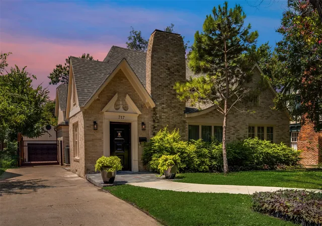2nd image of 717 Ridgeway St, Dallas, TX 75214 | MLS# 21271269