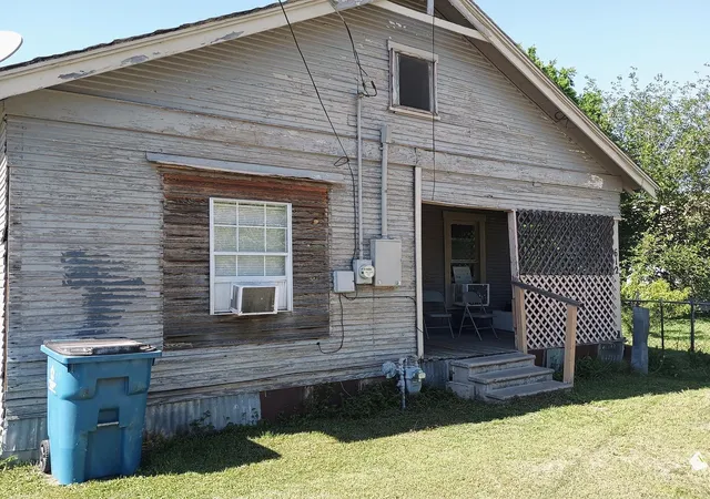 Homes for sale in Corsicana, TX | 612 W 16th Ave, Corsicana, TX 75110 | MLS# 21285800