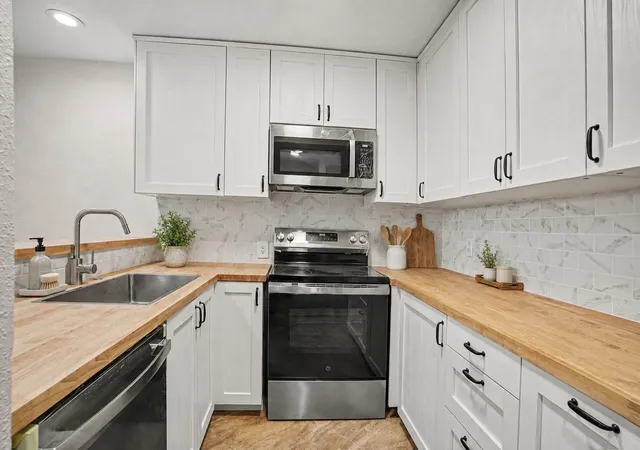 Photo 4 of Townhouse for sale at 2974 Country Pl Cir, Carrollton, TX 75006 | MLS# 21273945 | Listing updated on 2026-08-23