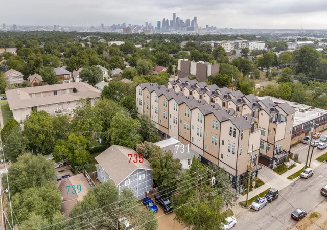 Photo 4 of Single family home for sale at 731 W 10Th St, Dallas, TX 75208 | MLS# 21285873 | Listing updated on 2026-07-21
