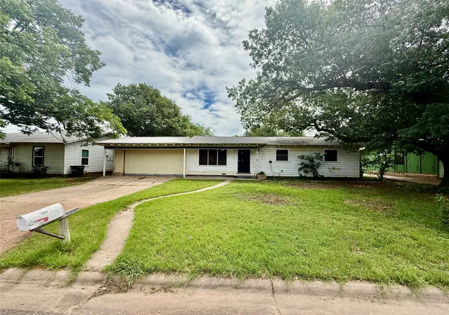 Photo 1 of Single family home for sale at 105 Ragland St, Graham, TX 76450 | MLS# 21285904 | Listing updated on 2026-09-01