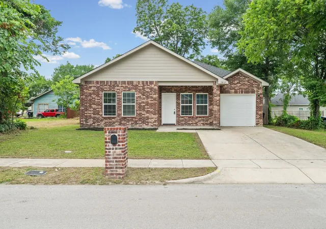 Photo 1 of Single family home for sale at 2812 Bourland St, Greenville, TX 75401 | MLS# 21285911 | Listing updated on 2026-08-23