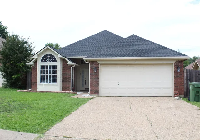 Photo 1 of Sale Pending at 961 Grasswood Ct, Arlington, TX 76017 | MLS# 21285947 | Listing updated on 2026-07-20