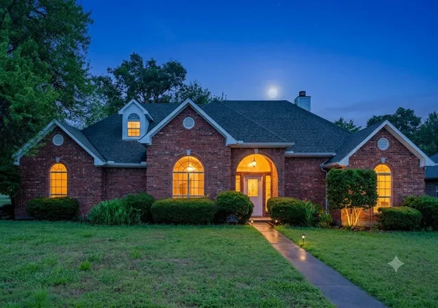 Photo 4 of Single family home for sale at 2107 Rivercrest Cir, Denison, TX 75020 | MLS# 21282026 | Listing updated on 2026-10-06