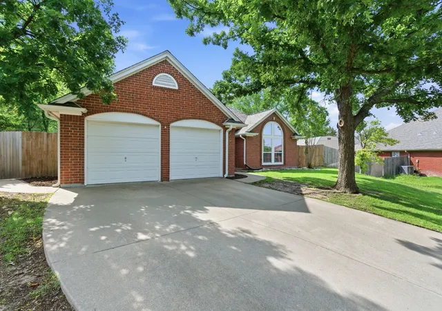Photo 2 of Single family home for sale at 1451 Shadow Run, Weatherford, TX 76086 | MLS# 21285199 | Listing updated on 2026-07-23
