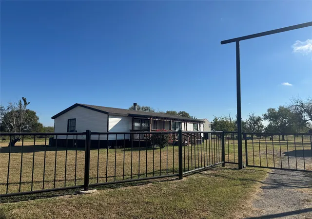 Photo 13 of Manufactured home for sale at 320 Vz County Road 3814, Wills Point, TX 75169 | MLS# 21284769 | Listing updated on 2026-10-08