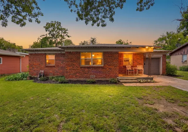 Homes for sale in Granbury, TX | 807 Elizabeth Blvd, Granbury, TX 76048 | MLS# 21285949