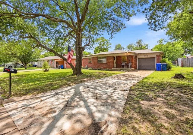 Photo 1 of Single family home for sale at 807 Elizabeth Blvd, Granbury, TX 76048 | MLS# 21285949 | Listing updated on 2026-09-04