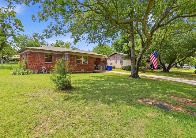 Photo 3 of Single family home for sale at 807 Elizabeth Blvd, Granbury, TX 76048 | MLS# 21285949 | Listing updated on 2026-09-04
