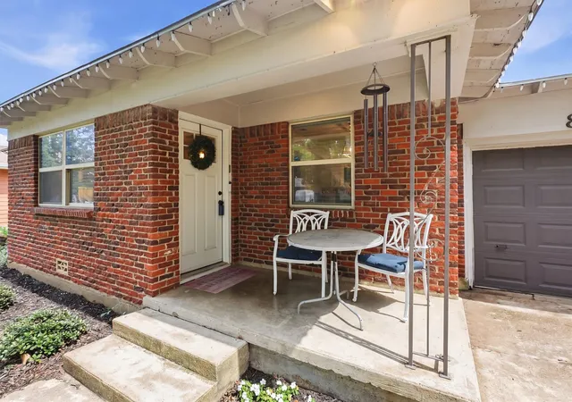 Photo 4 of Single family home for sale at 807 Elizabeth Blvd, Granbury, TX 76048 | MLS# 21285949 | Listing updated on 2026-09-04