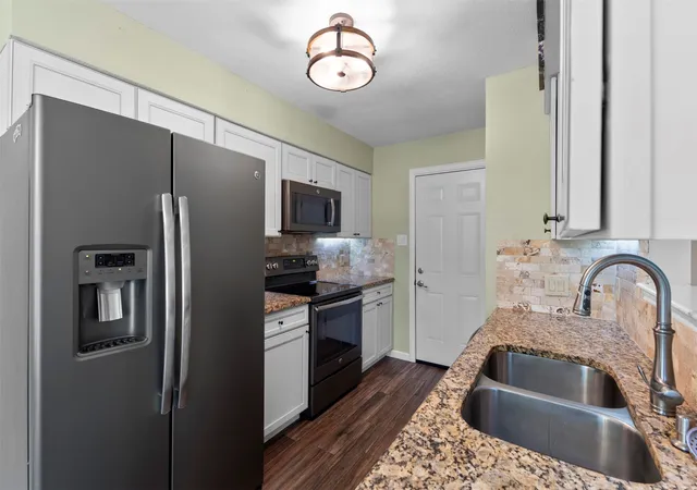 3rd image of 4108 Cypress Springs Dr, Arlington, TX 76001 | MLS# 21286231