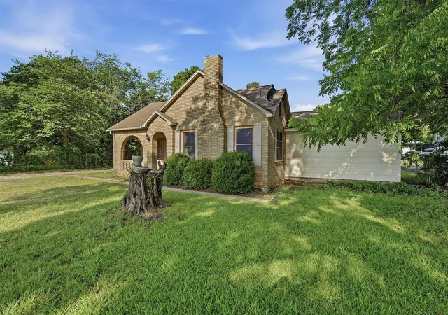 Photo 2 of Single family home for sale at 2912 W Morton St, Denison, TX 75020 | MLS# 21281857 | Listing updated on 2026-09-24