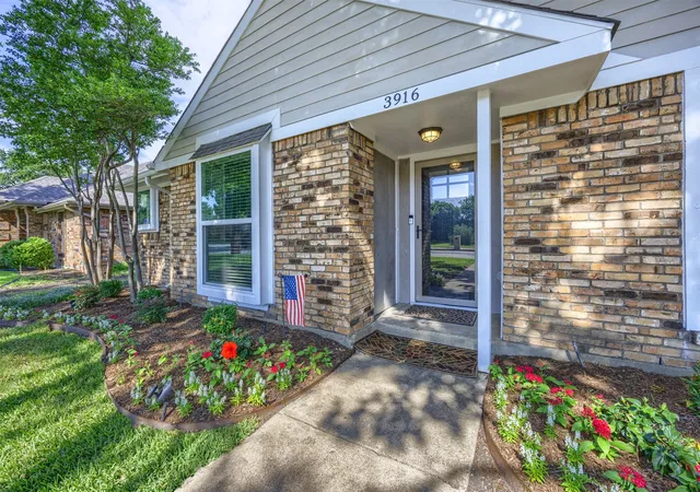 Homes for sale in Carrollton, TX | 3916 Spring Hollow Dr, Carrollton, TX 75007 | MLS# 21256220
