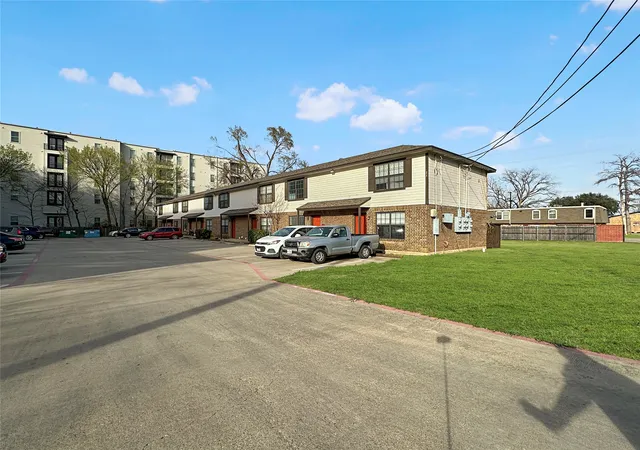 2nd image of 922 Fannin St, Denton, TX 76201
