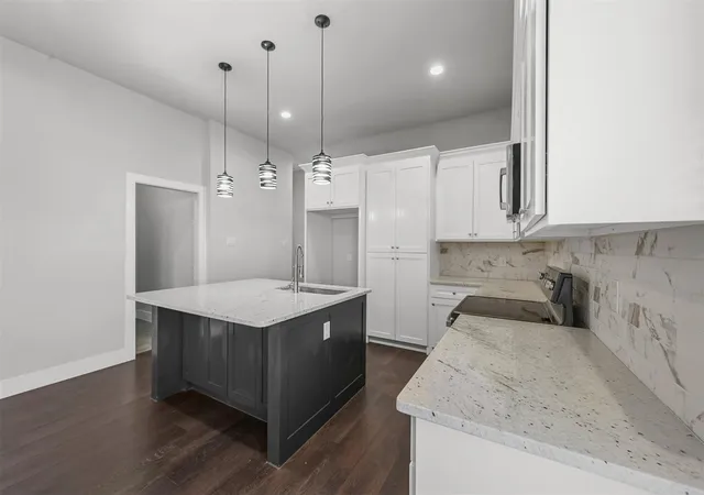 Photo 3 of House for sale at 204 N Getzandaner St, Waxahachie, TX 75165 | MLS# 21284098 | Listing updated on 2026-08-13