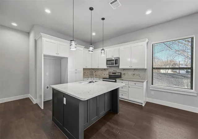 Photo 4 of House for sale at 204 N Getzandaner St, Waxahachie, TX 75165 | MLS# 21284098 | Listing updated on 2026-08-13
