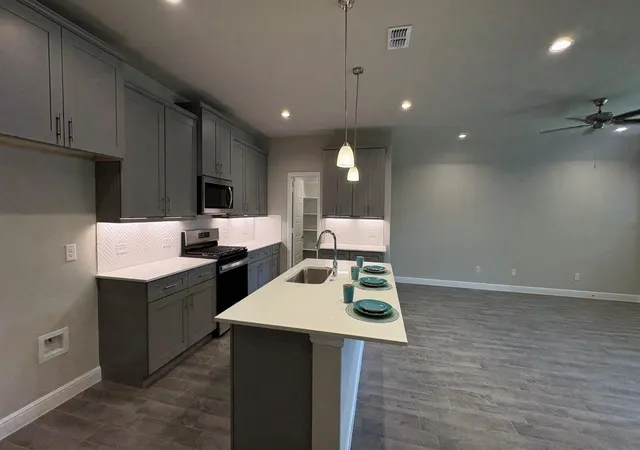 Photo 2 of Sale Pending at 225 Sandstone Cir, Granbury, TX 76048 | MLS# 21285168 | Listing updated on 2026-09-17