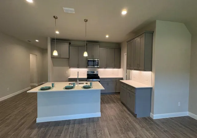 Photo 3 of Sale Pending at 225 Sandstone Cir, Granbury, TX 76048 | MLS# 21285168 | Listing updated on 2026-09-17