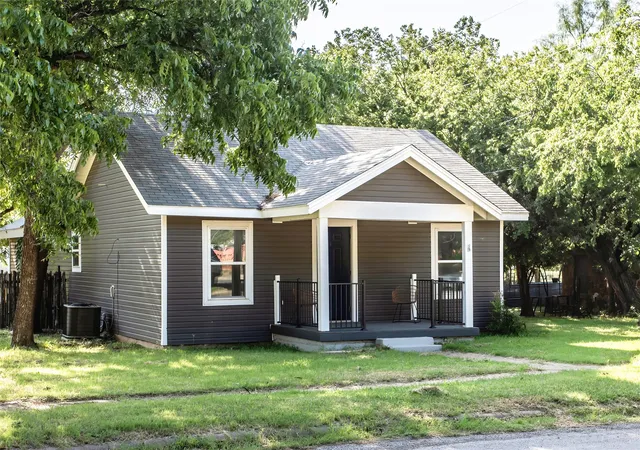 Photo 2 of Single family home for sale at 425 Gregg St, Albany, TX 76430 | MLS# 21284401 | Listing updated on 2026-08-21