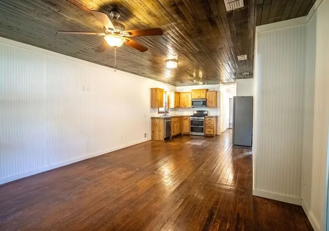 Photo 4 of Single family home for sale at 425 Gregg St, Albany, TX 76430 | MLS# 21284401 | Listing updated on 2026-08-21