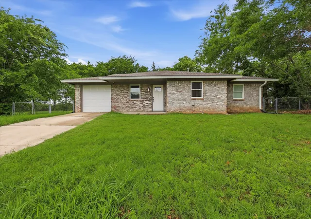 Homes for sale in Gainesville, TX | 1701 Aster St, Gainesville, TX 76240 | MLS# 21258134