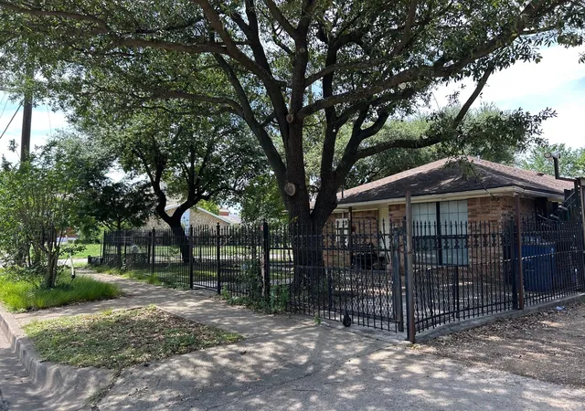 Photo 4 of House for sale at 739-741 W 10Th St, Dallas, TX 75208 | MLS# 21286758 | Listing updated on 2026-10-01