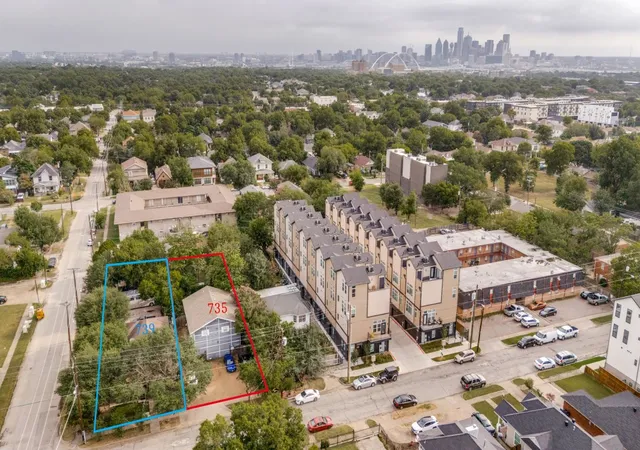 Multi family home for sale at 739-741 W 10Th St, Dallas, TX 75208 | MLS# 21286758
