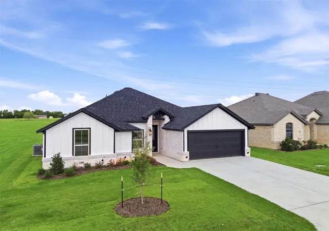 Homes for sale in Tolar, TX | 1600 Oleander Dr, Tolar, TX 76476 | MLS# 21279475