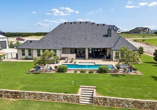 Photo 3 of Single family home for sale at 1025 High Point St, Weatherford, TX 76087 | MLS# 21242957 | Listing updated on 2026-10-06
