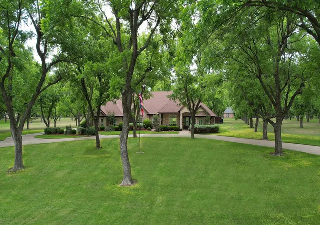 Photo 2 of Single family home for sale at 7402 Hampton Dr, Granbury, TX 76049 | MLS# 21286937 | Listing updated on 2026-09-04