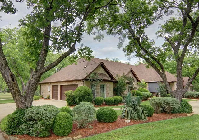 Photo 3 of Single family home for sale at 7402 Hampton Dr, Granbury, TX 76049 | MLS# 21286937 | Listing updated on 2026-09-04