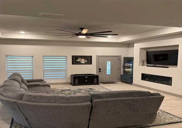 Photo 3 of Single family home for sale at 410 S Wickham St, Alvord, TX 76225 | MLS# 21286859 | Listing updated on 2026-08-22