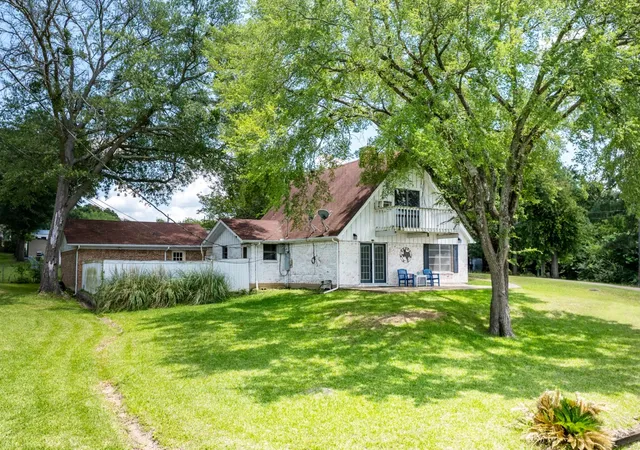 Photo 1 of Single family home for sale at 100 W Oak Acres Dr W, Malakoff, TX 75148 | MLS# 21280128 | Listing updated on 2026-10-02