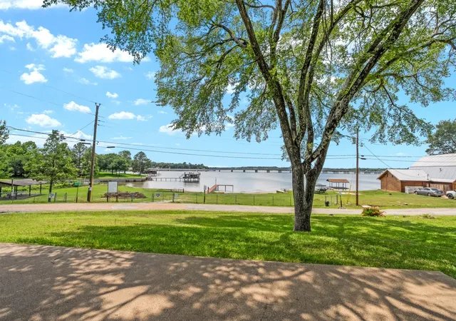 Photo 2 of Single family home for sale at 100 W Oak Acres Dr W, Malakoff, TX 75148 | MLS# 21280128 | Listing updated on 2026-10-02