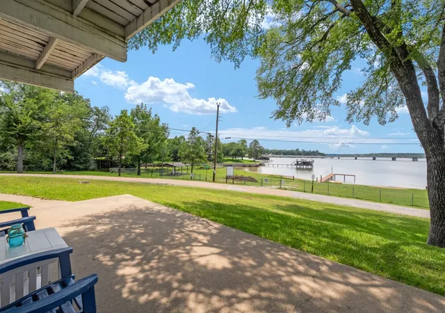 Photo 3 of Single family home for sale at 100 W Oak Acres Dr W, Malakoff, TX 75148 | MLS# 21280128 | Listing updated on 2026-10-02