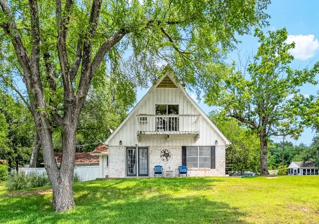 Photo 3 of Single family home for sale at 100 W Oak Acres Dr W, Malakoff, TX 75148 | MLS# 21280128 | Listing updated on 2026-10-02