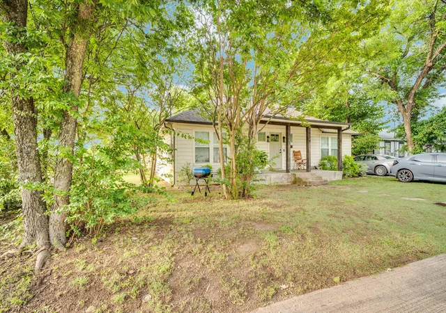 Photo 2 of Sale Pending at 124 Coats St, Waxahachie, TX 75165 | MLS# 21285023 | Listing updated on 2026-07-13